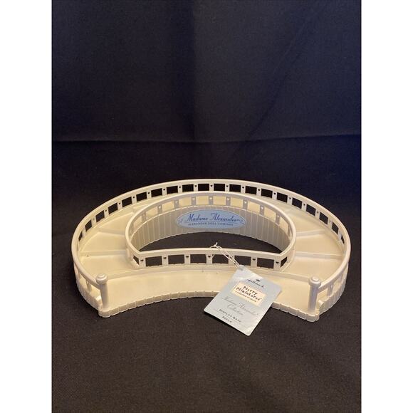 Madame Alexander “Merry Miniatures” Display Base & 7 Keepsake Collection Dolls - Picture 6 of 16